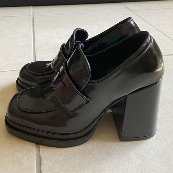 Black Platform Pumps - Picture 2 of 3